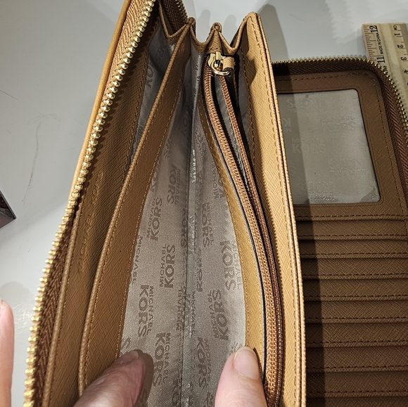 EUC Michael Kors Vanilla MK Monogram Travel Zip Continental Wallet / Wristlet - Picture 7 of 13